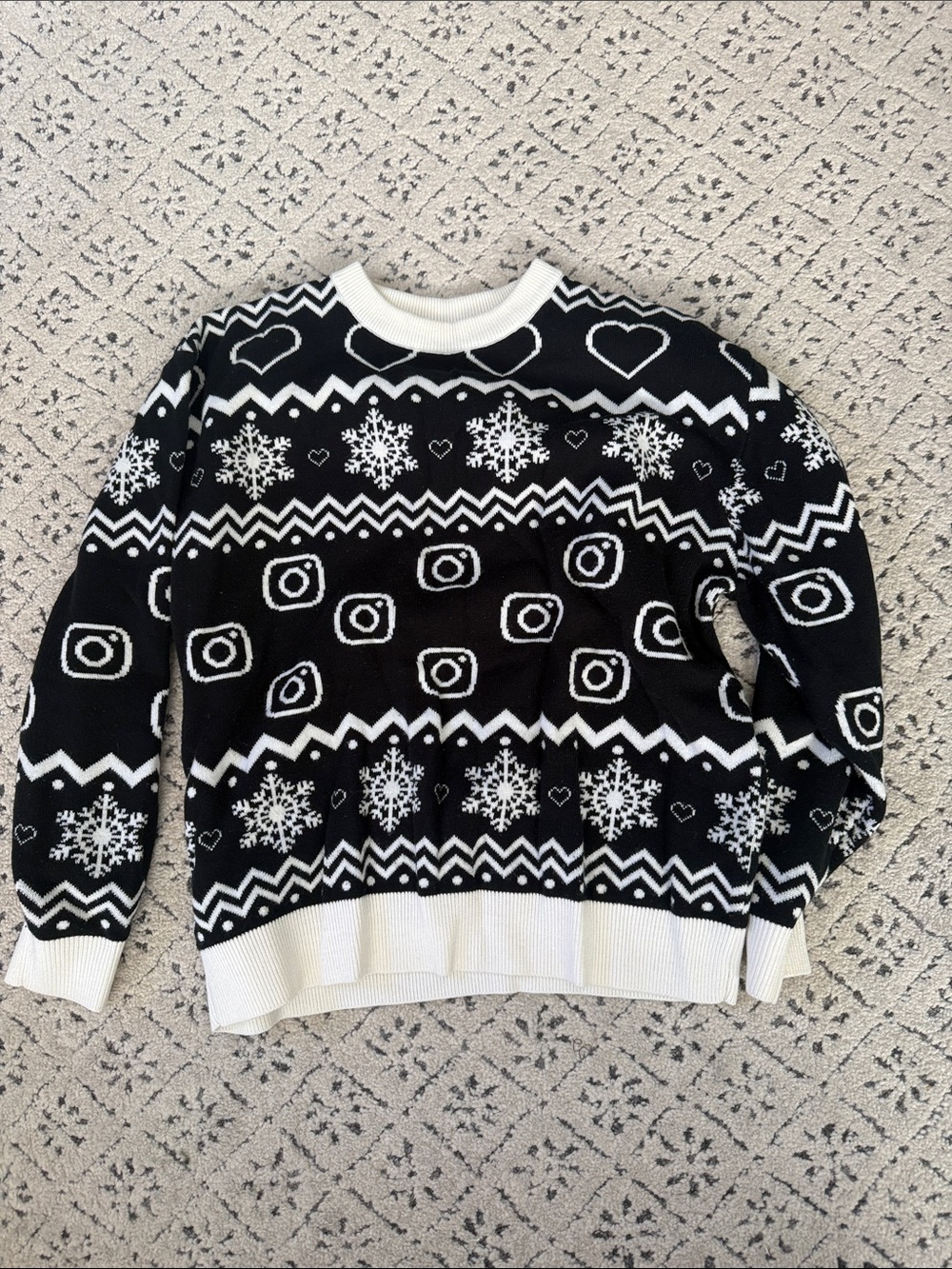 Black & White Snowflake Pattern Crewneck Sweater
